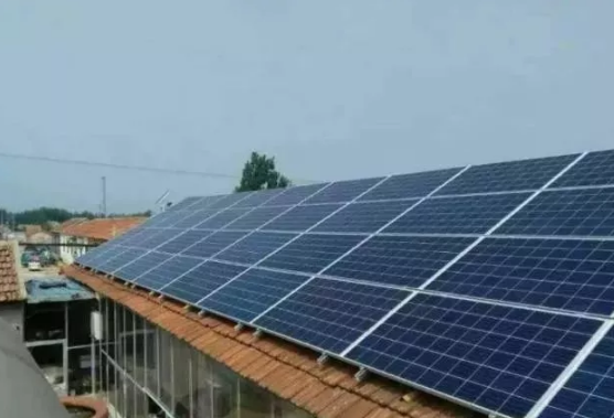 家家房頂裝上太陽能電池板光伏發電照亮脫貧致(圖1) 太陽能電池板光伏發電